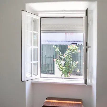 Front House Apartment *